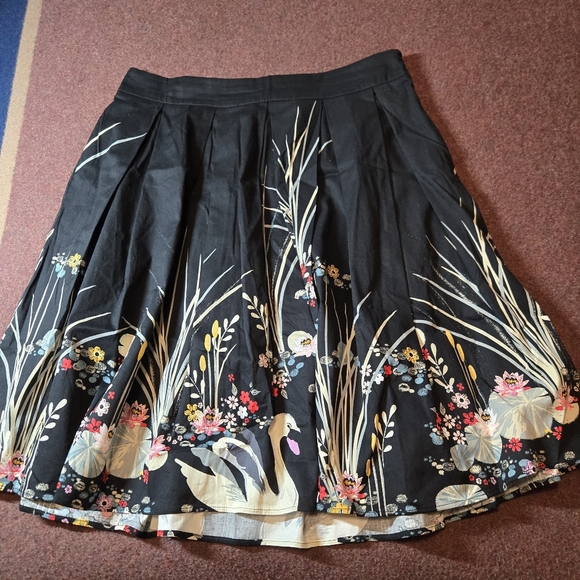 Dresses & Skirts - Swan And Floral Unbranded Skirt Measuring At A 36in Waist Unlined